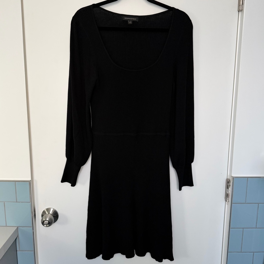 Banana Republic New without Black Ribbed
Square-Neck Sweater Dress Size Large